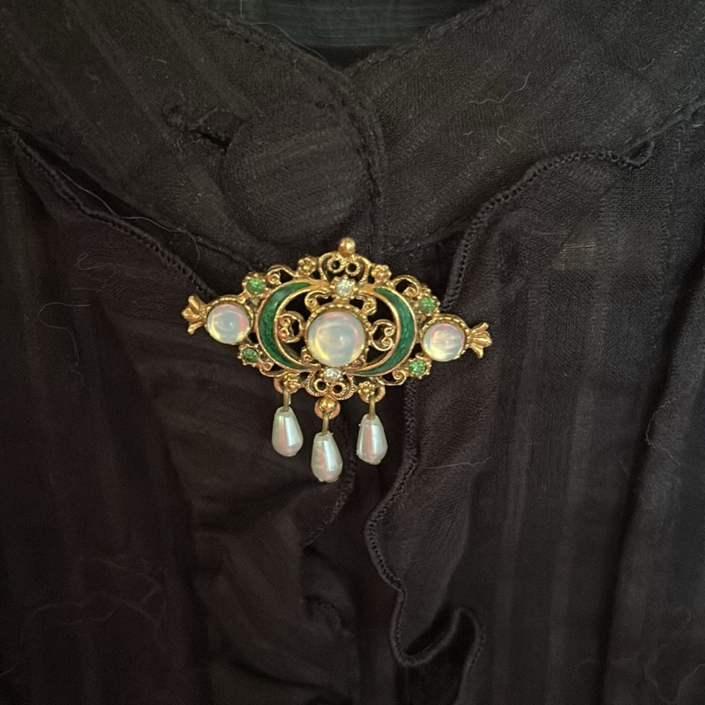 Florenza Gold and Green Brooch with Pearl Drops - Picture 1 of 5